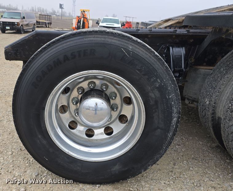 image for item DT6807 2011 Kenworth T800 semi truck