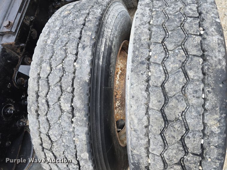 image for item DT6807 2011 Kenworth T800 semi truck