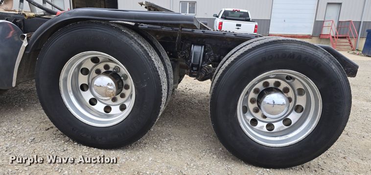 image for item DT6807 2011 Kenworth T800 semi truck