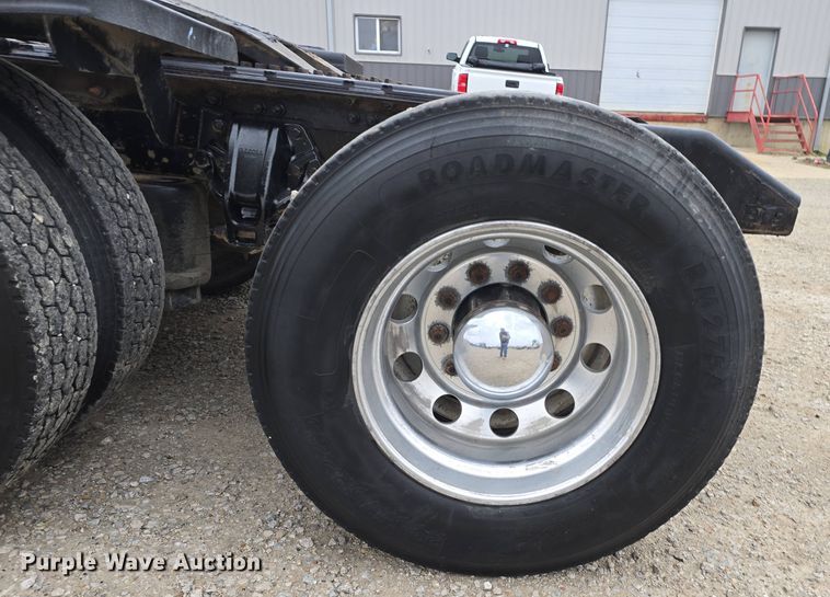 image for item DT6807 2011 Kenworth T800 semi truck