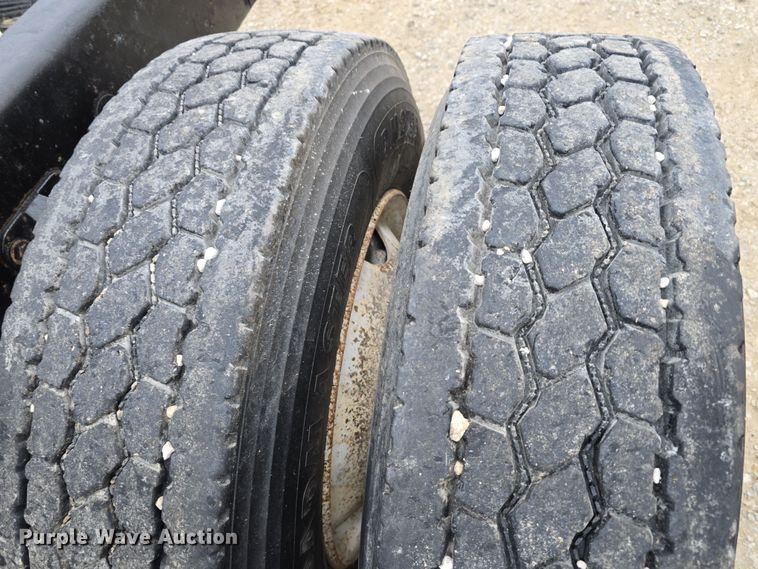 image for item DT6807 2011 Kenworth T800 semi truck