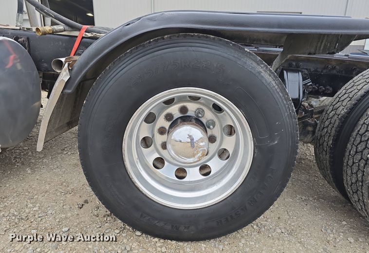 image for item DT6807 2011 Kenworth T800 semi truck