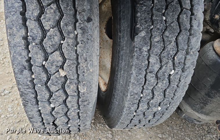 image for item DT6807 2011 Kenworth T800 semi truck