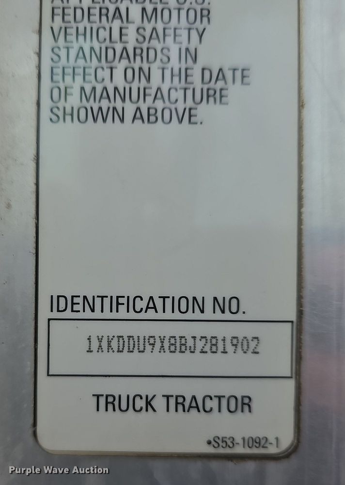 image for item DT6807 2011 Kenworth T800 semi truck