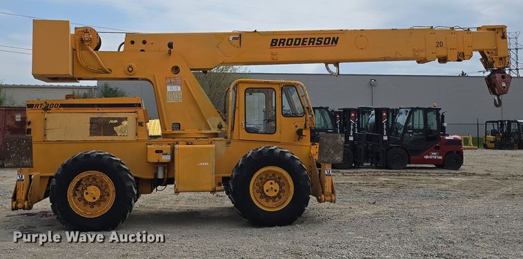 image for item DT6809 1999 Broderson RT-300-2B crane