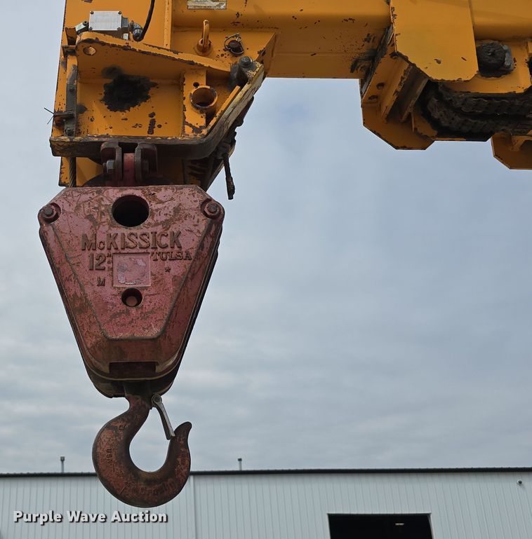 image for item DT6809 1999 Broderson RT-300-2B crane