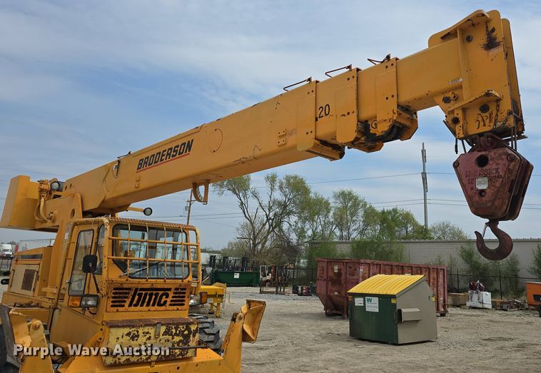 image for item DT6809 1999 Broderson RT-300-2B crane
