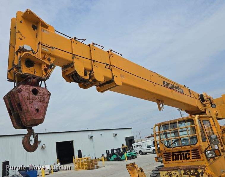 image for item DT6809 1999 Broderson RT-300-2B crane