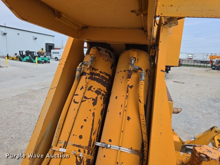 image for item DT6809 1999 Broderson RT-300-2B crane