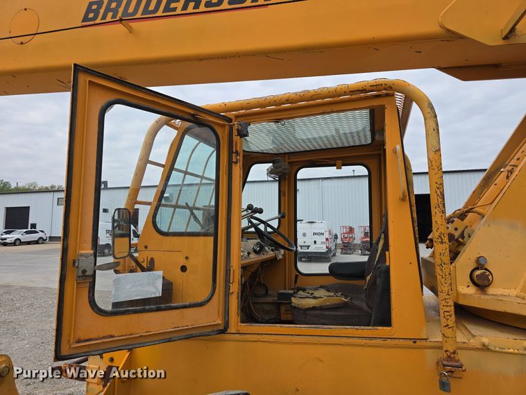 image for item DT6809 1999 Broderson RT-300-2B crane