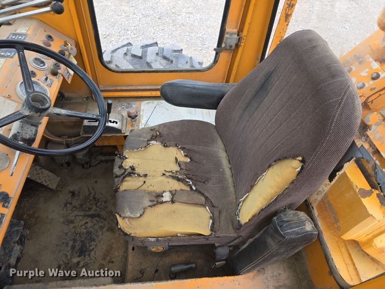 image for item DT6809 1999 Broderson RT-300-2B crane