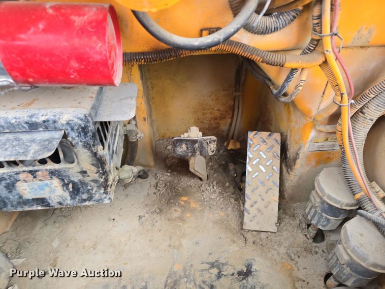 image for item DT6809 1999 Broderson RT-300-2B crane