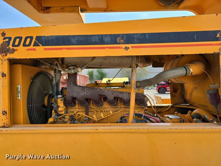 image for item DT6809 1999 Broderson RT-300-2B crane