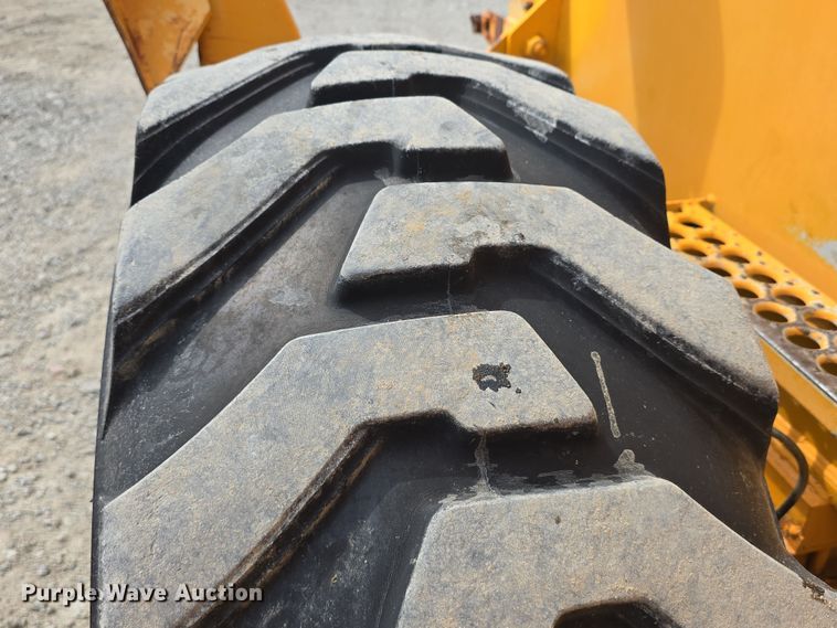 image for item DT6809 1999 Broderson RT-300-2B crane