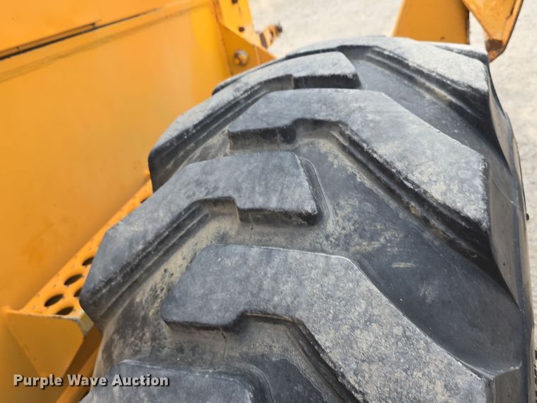 image for item DT6809 1999 Broderson RT-300-2B crane