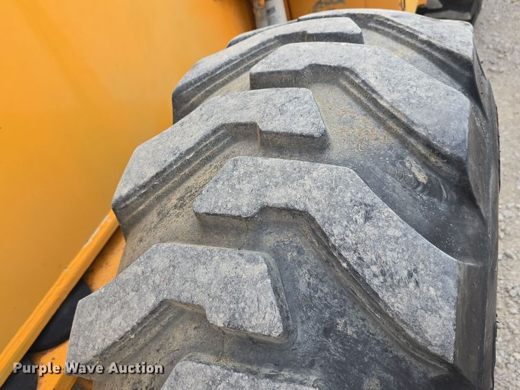 image for item DT6809 1999 Broderson RT-300-2B crane