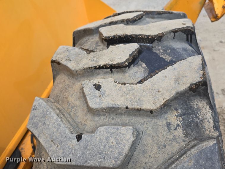 image for item DT6809 1999 Broderson RT-300-2B crane