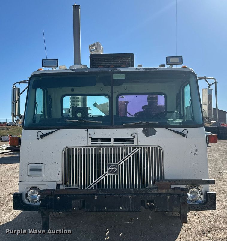 image for item DT7175 2001 Volvo WXLL truck cab and chassis