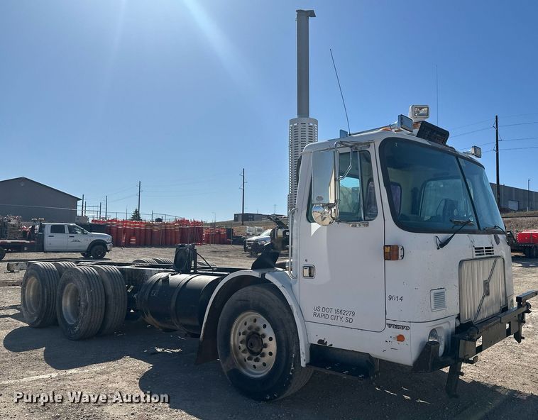 image for item DT7175 2001 Volvo WXLL truck cab and chassis