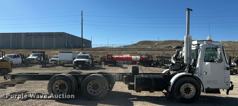 image for item DT7175 2001 Volvo WXLL truck cab and chassis