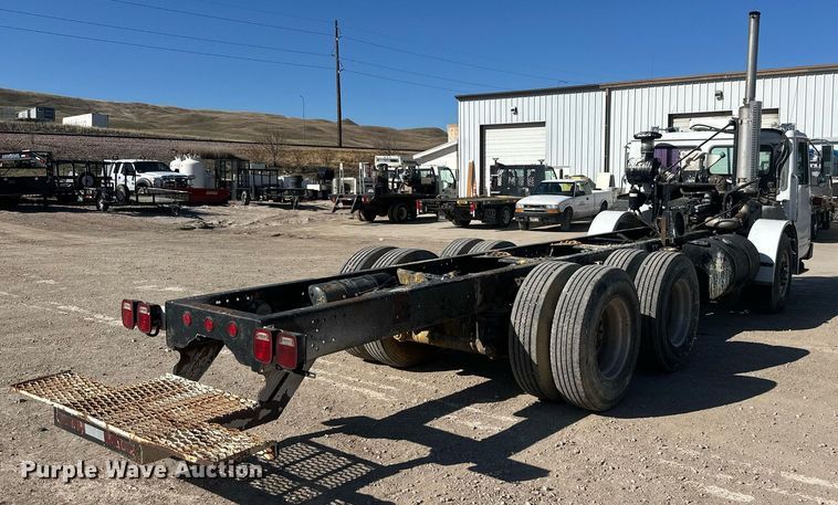 image for item DT7175 2001 Volvo WXLL truck cab and chassis