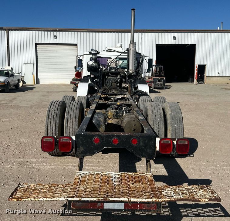 image for item DT7175 2001 Volvo WXLL truck cab and chassis