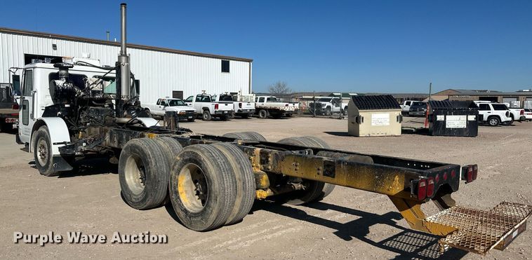 image for item DT7175 2001 Volvo WXLL truck cab and chassis