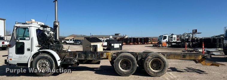 image for item DT7175 2001 Volvo WXLL truck cab and chassis