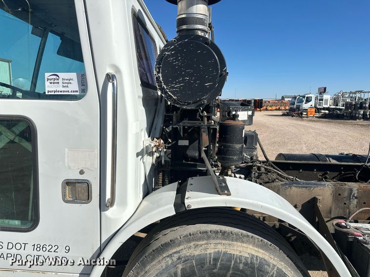 image for item DT7175 2001 Volvo WXLL truck cab and chassis