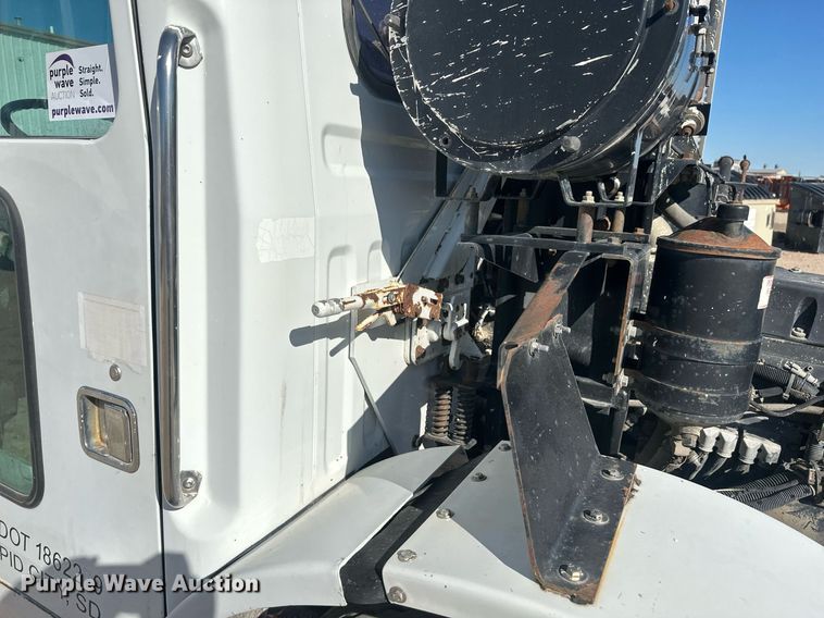 image for item DT7175 2001 Volvo WXLL truck cab and chassis