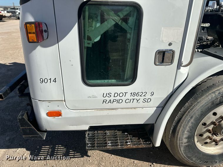 image for item DT7175 2001 Volvo WXLL truck cab and chassis