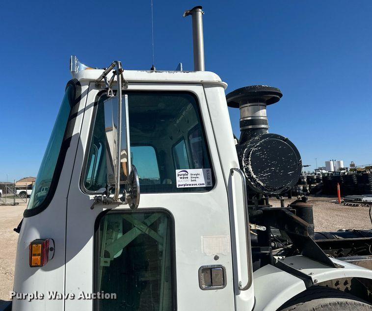 image for item DT7175 2001 Volvo WXLL truck cab and chassis