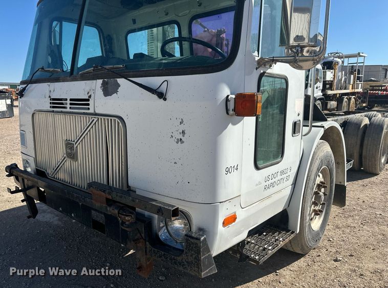 image for item DT7175 2001 Volvo WXLL truck cab and chassis