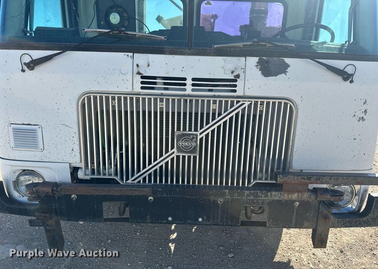 image for item DT7175 2001 Volvo WXLL truck cab and chassis