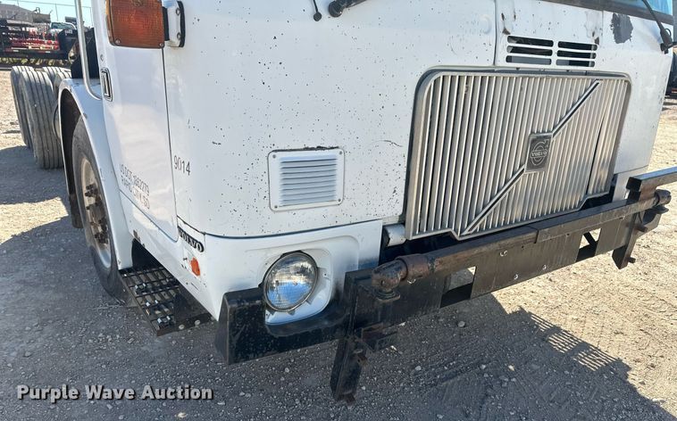 image for item DT7175 2001 Volvo WXLL truck cab and chassis