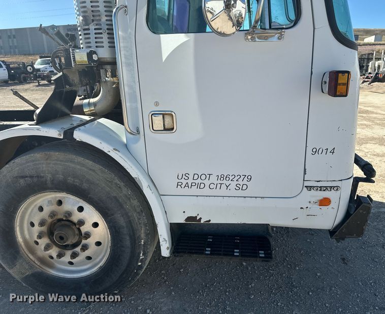 image for item DT7175 2001 Volvo WXLL truck cab and chassis