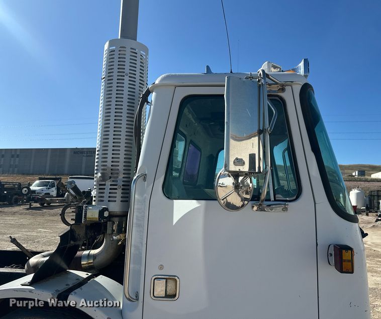 image for item DT7175 2001 Volvo WXLL truck cab and chassis