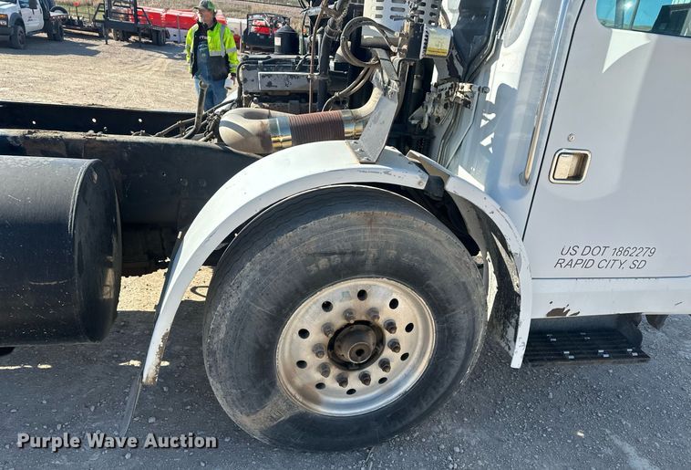 image for item DT7175 2001 Volvo WXLL truck cab and chassis