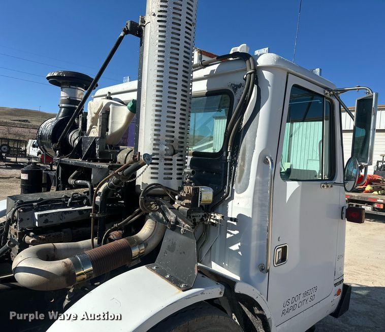 image for item DT7175 2001 Volvo WXLL truck cab and chassis