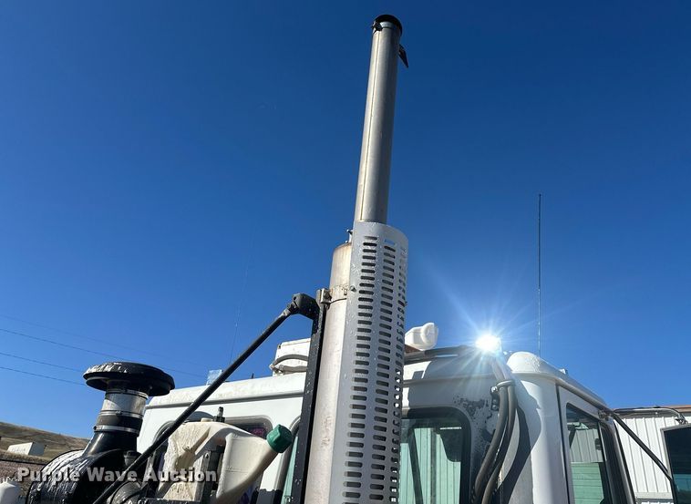 image for item DT7175 2001 Volvo WXLL truck cab and chassis