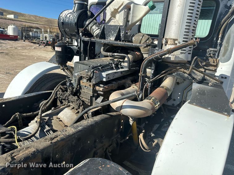 image for item DT7175 2001 Volvo WXLL truck cab and chassis