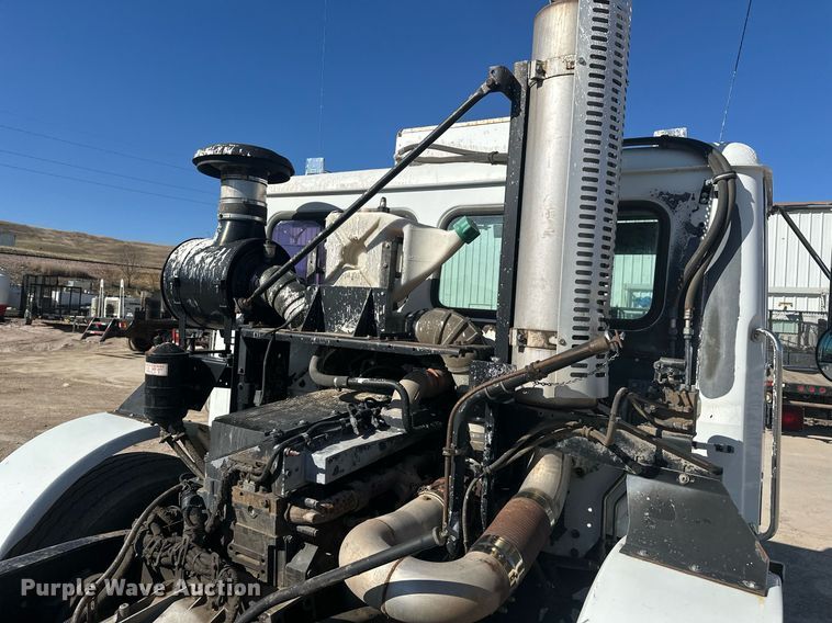 image for item DT7175 2001 Volvo WXLL truck cab and chassis