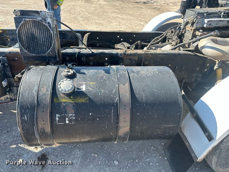 image for item DT7175 2001 Volvo WXLL truck cab and chassis