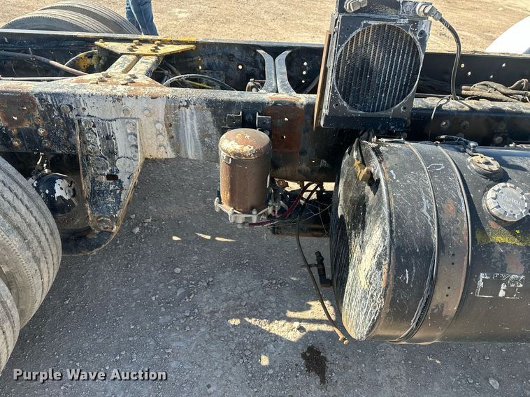 image for item DT7175 2001 Volvo WXLL truck cab and chassis