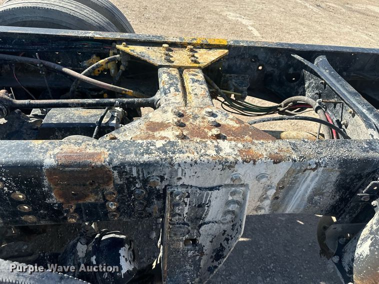 image for item DT7175 2001 Volvo WXLL truck cab and chassis