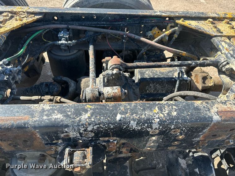 image for item DT7175 2001 Volvo WXLL truck cab and chassis