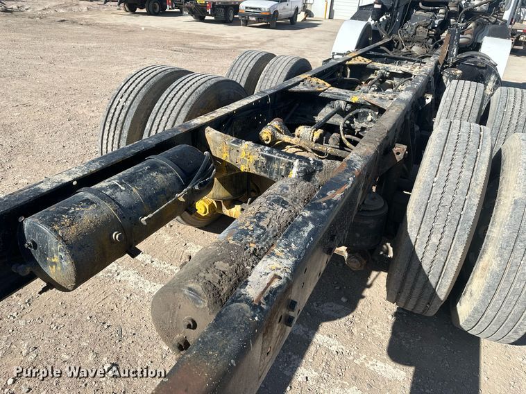 image for item DT7175 2001 Volvo WXLL truck cab and chassis