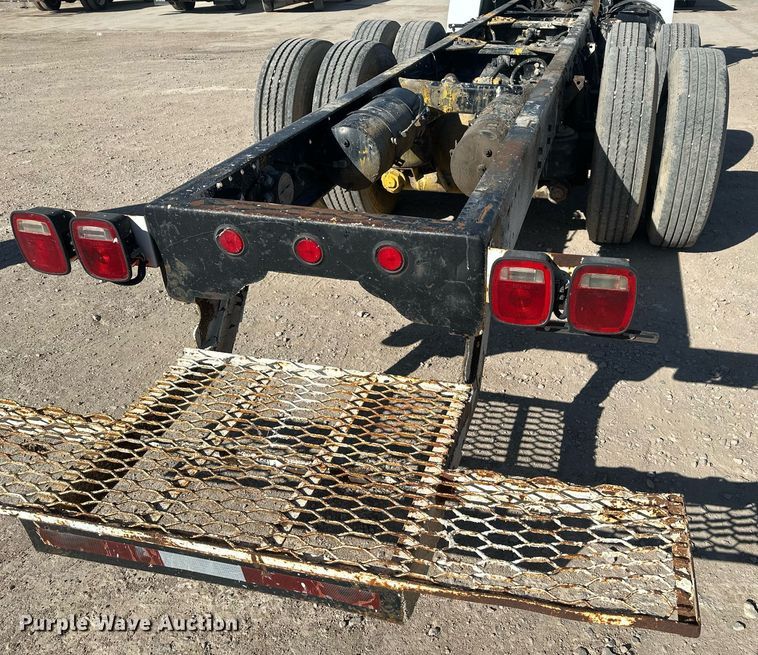 image for item DT7175 2001 Volvo WXLL truck cab and chassis