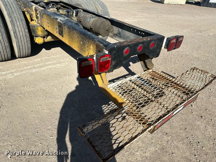 image for item DT7175 2001 Volvo WXLL truck cab and chassis