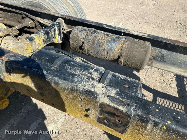 image for item DT7175 2001 Volvo WXLL truck cab and chassis